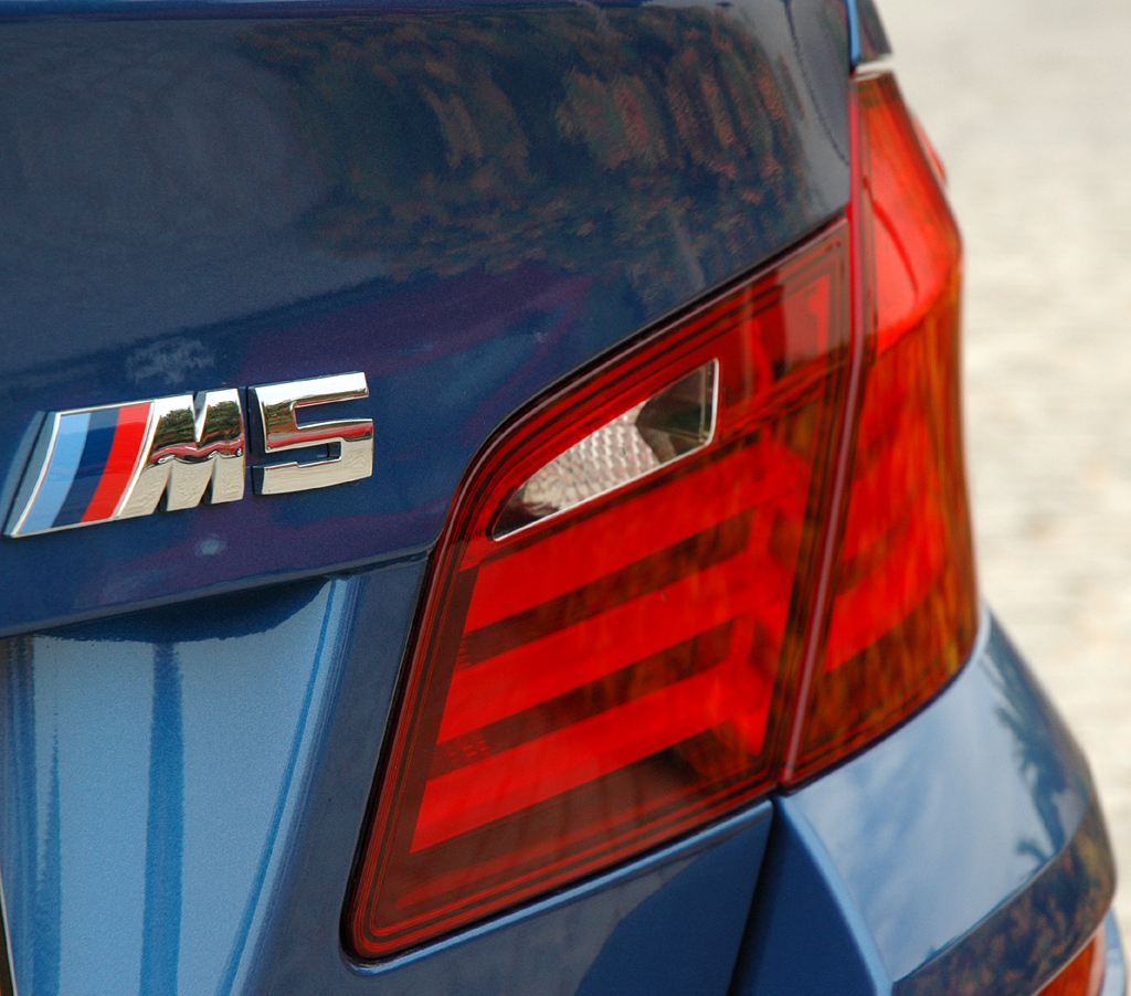 BMW M5: Moderne Leuchteinheit hinten mit Modellschriftzug. 