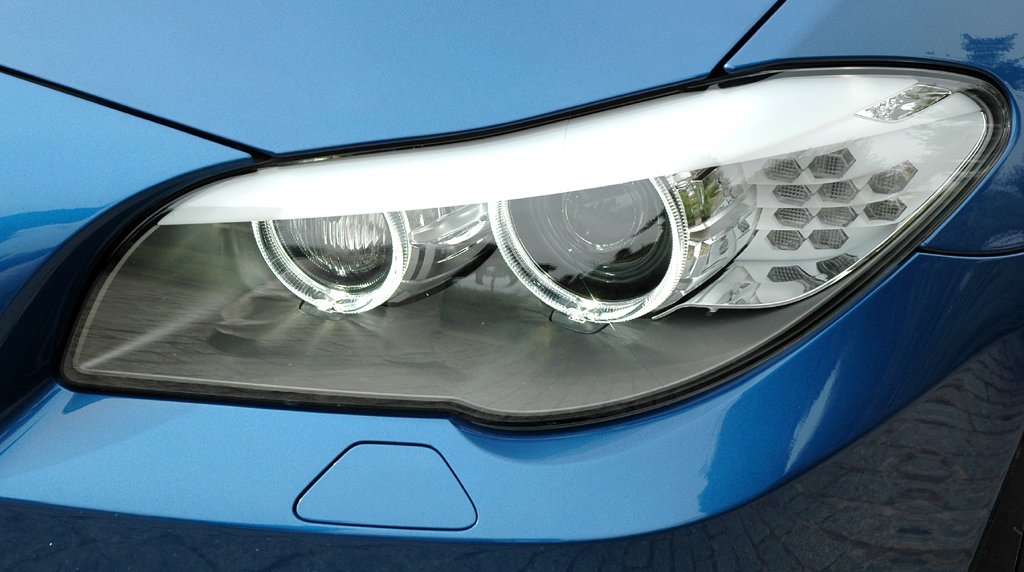 BMW M5: Moderne Leuchteinheit vorn. 