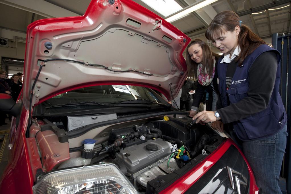 Bei dem kostenlosen Profi-Check prüft der TÜV Rheinland die Sicherheit der Autos von Auszubildenden schon vor dem Kauf. 