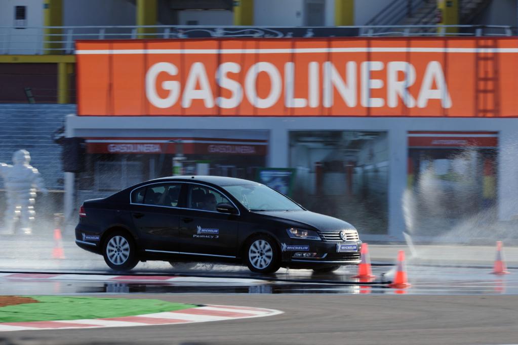 Beim Bremsen aus 80 km/h bis zum Stillstand hat der mit dem Michelin Primacy 3 bereifte Wagen um 1,50 Meter früher im Vergleich zu vier Wettbewerbsreifen gestanden. 