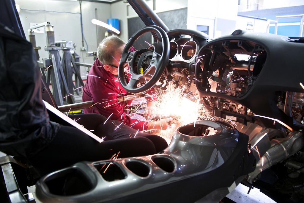 Beim Einbau der Rennsportelemente in den Juke haben die Macher vom Motorsportunternehmen RML kräftig die Funken fliegen lassen. Die Mittelkonsole in Form eines Motorradtanks ist aber erhalten geblieben. 