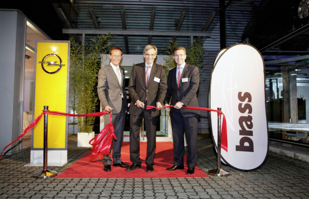 Brass eröffnet Opel-Autohaus in Frankfurt