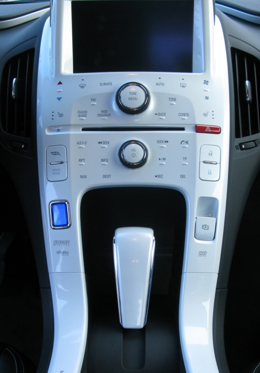 Chevrolet Volt: Blick auf den futuristisch wirkenden mittleren Armaturenträger.