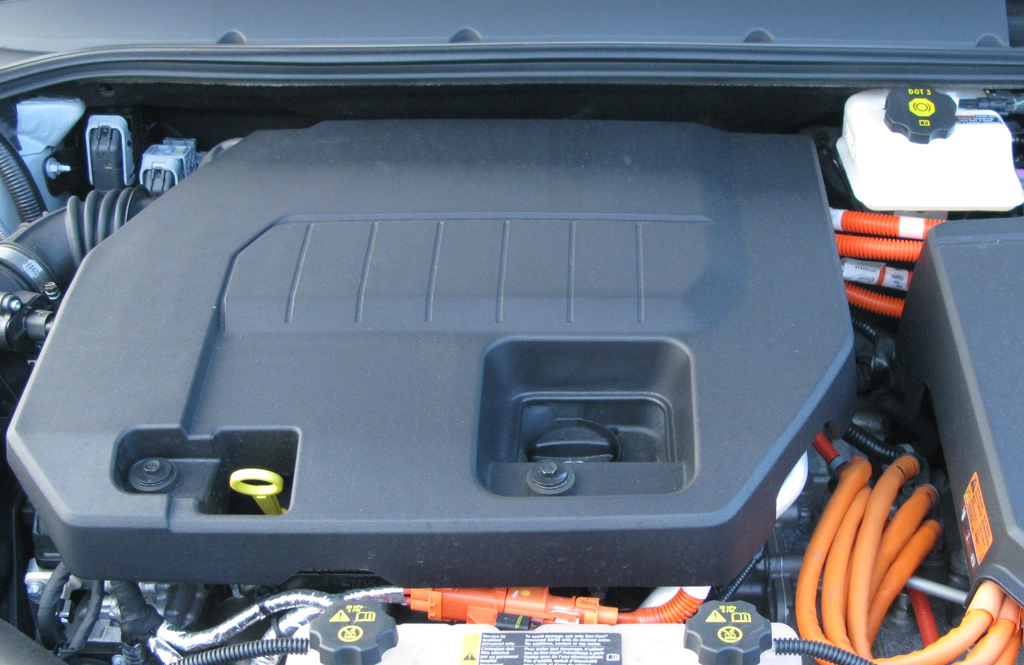 Chevrolet Volt: Blick auf den von vielen Kabel umgebenen Aggregateblock. 