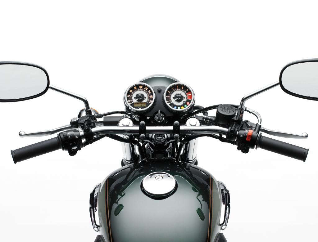 Cockpit der Kawasaki W800: stilsicher mit zwei klassischen Rundinstrumenten. 
