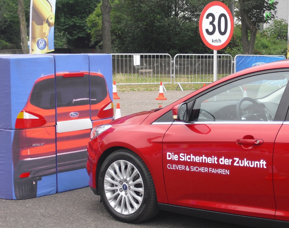 Das Active-City-Stop-System ist wie das von Volvo bis Tempo 30 aktiv.