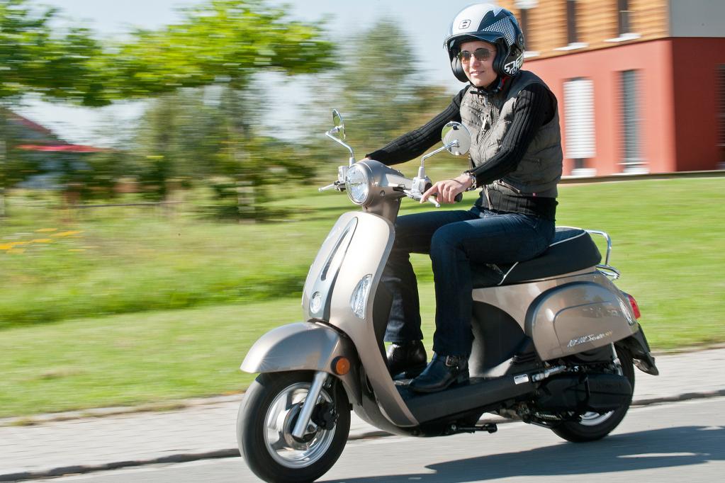 Der 2,7 kW/3,7 PS leistende Viertaktmotor surrt nicht nur herzallerliebst, er sorgt in der Stadt auch für zügiges Vorankommen. 
