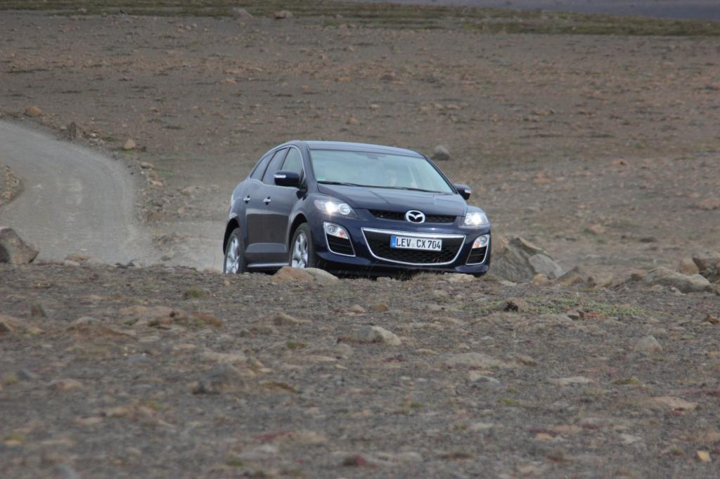 Der Mazda schlägt sich wacker, obwoh er kein richtiger Geländewagen ist
