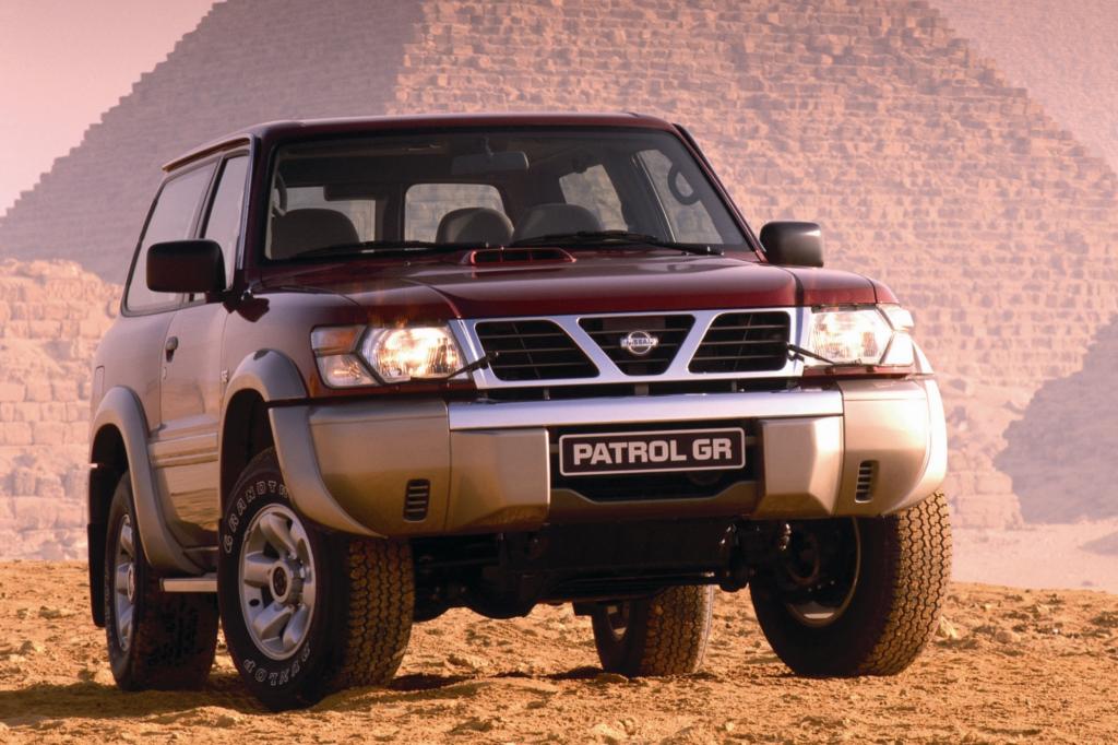 Der Nissan Patrol vor den Pyramiden