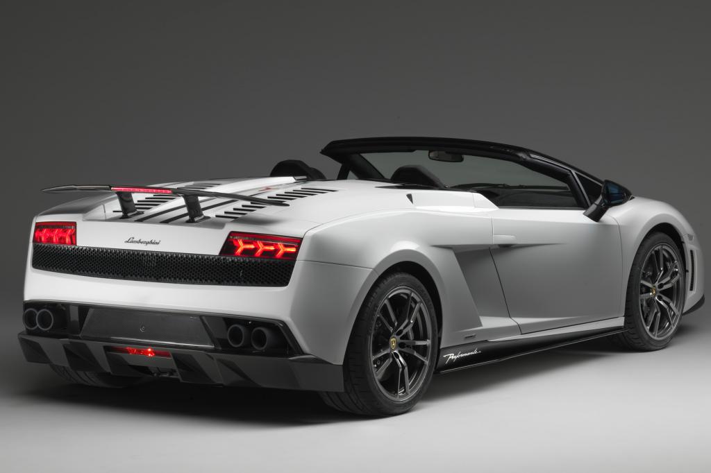 Der Schwerpunkt des Gallardo Spyder Performante liegt trotz der weit nach vorne gerückten Sitzposition über der Hinterachse