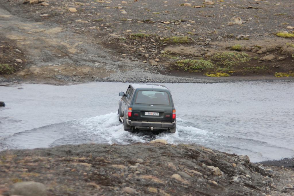 Der Scout fährt zuerst durchs Wasser