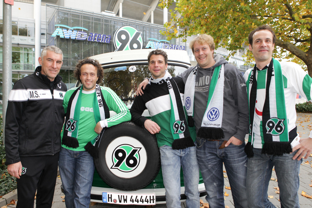 Der Trainer wünscht gute Fahrt: 96-Chefcoach Mirko Slomka verabschiedet die vier Freunde aus Hannover, die im Bulli zum Auswärtsspiel ihrer Heimmannschaft nach Kopenhagen fahren.