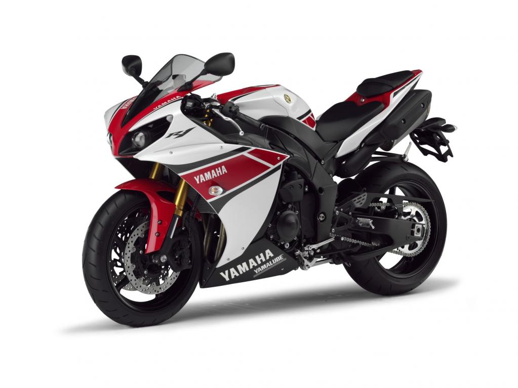 Der kompakte Deltabox-Rahmen aus Aluminium sorgt für präzise Handlingeigenschaften. Um das Fahrverhalten bei hohem Tempo zu verbessern, hat Yamaha der neuen YZF-R1 eine neue Frontverkleidung mit auf den Weg gegeben. 