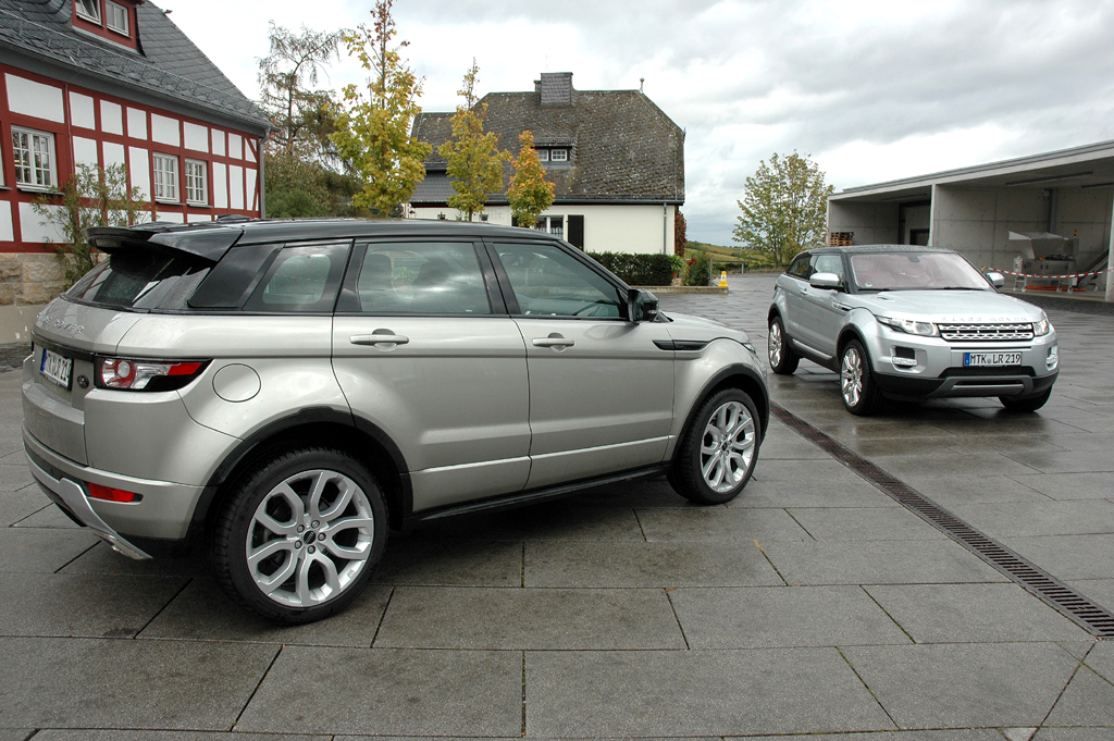 Der neue Baby-Range Evoque, links Fünftürer/rechts Coupé, ist das neue Einstiegsmodell der Marke. 