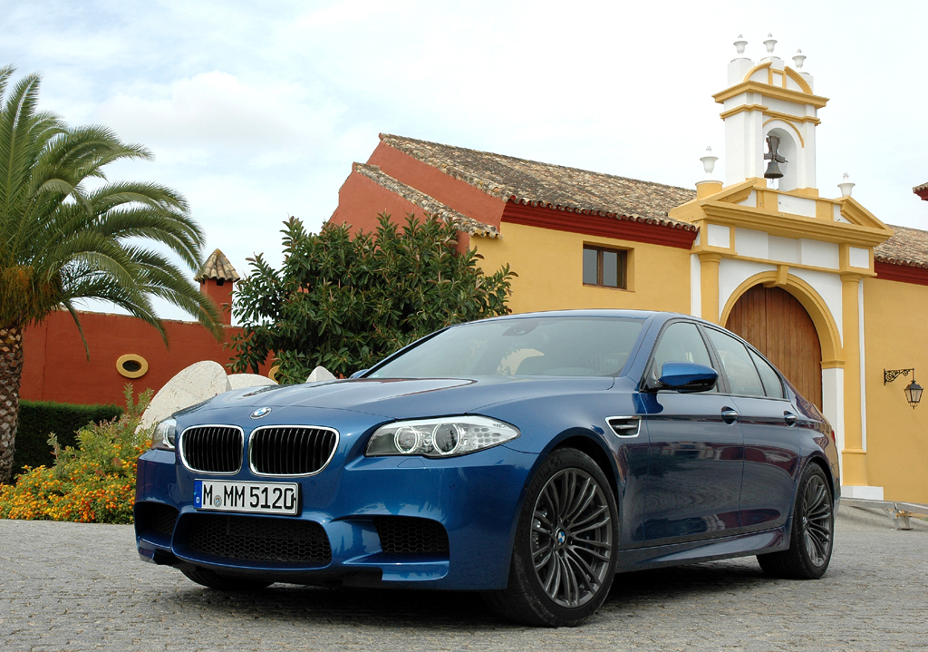 Die M(acht)-Demonstration: BMW lässt neuen 560-PS-M5 gleich doppelt befeuern