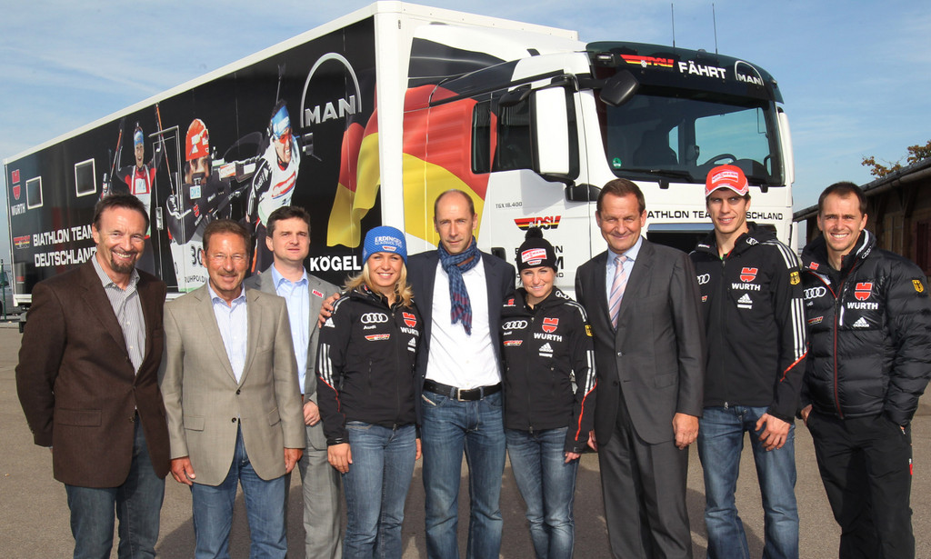 Ein ganzer Sattelzug für die Techniker des Biathlon-Teams: V.l.n.r.: Dieter Münch (Würth), Gerhard Dambeck (DSV), Volker Seitz (Kögel), Magdalena Neuner, Hubert Meschnark (MAN), Andrea Henkel, Alfons Hörmann (Präsident DSV), Arnd Pfeiffer, Michael Kreis.