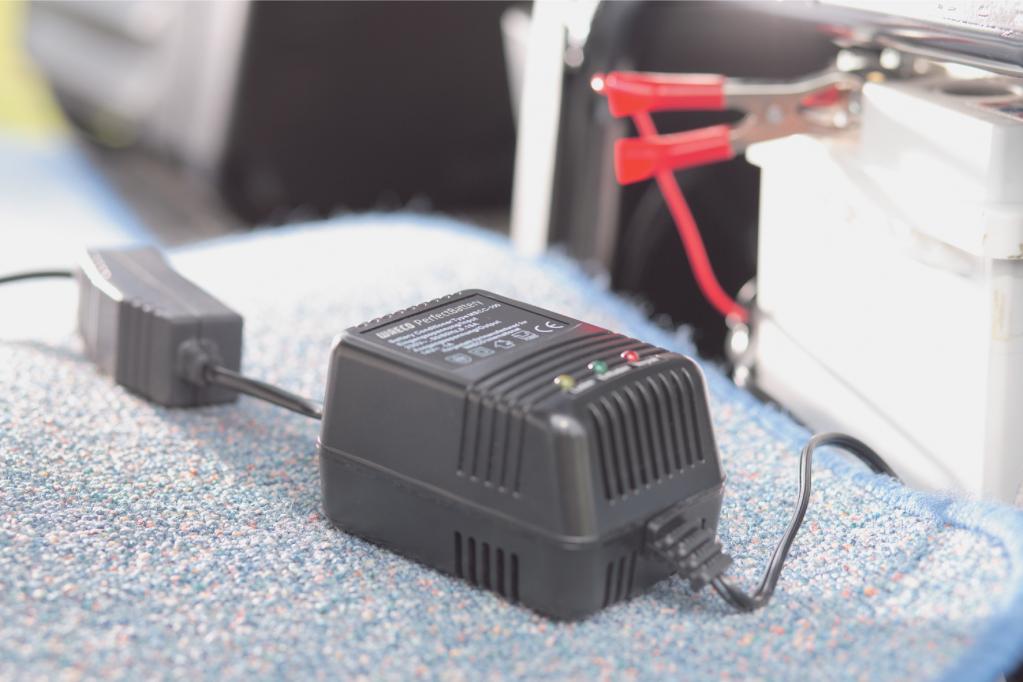 Entweder wird die Bordbatterie ausgebaut und frostsicher gelagert oder an elektronische Helferlein wie den Waeco Battery Conditioner angeschlossen. 