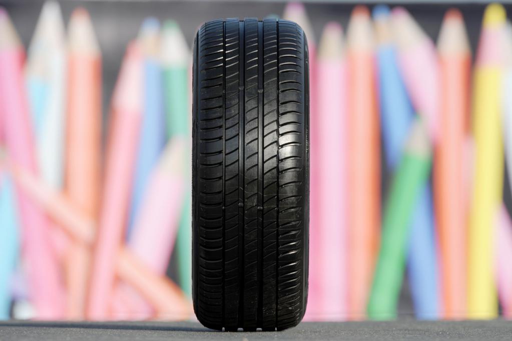 Für bessere Bodenhaftung verfügt der neue Michelin Primacy 3 über ein neues patentiertes Reifenprofil mit selbstabstützenden Profilblöcken. 
