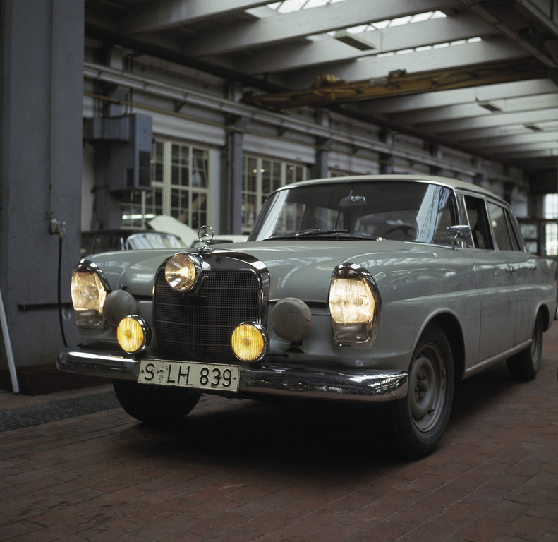 Für den historischen Motorsport neu aufgebauter Mercedes-Benz 220 SE.