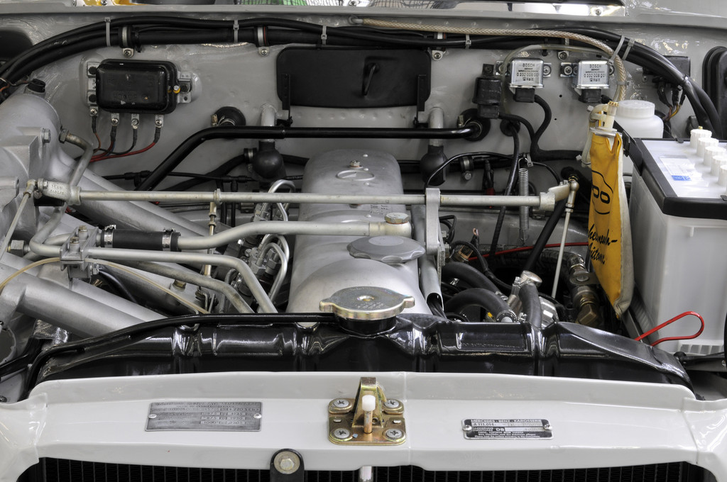 Für den historischen Motorsport neu aufgebauter Mercedes-Benz 220 SE.