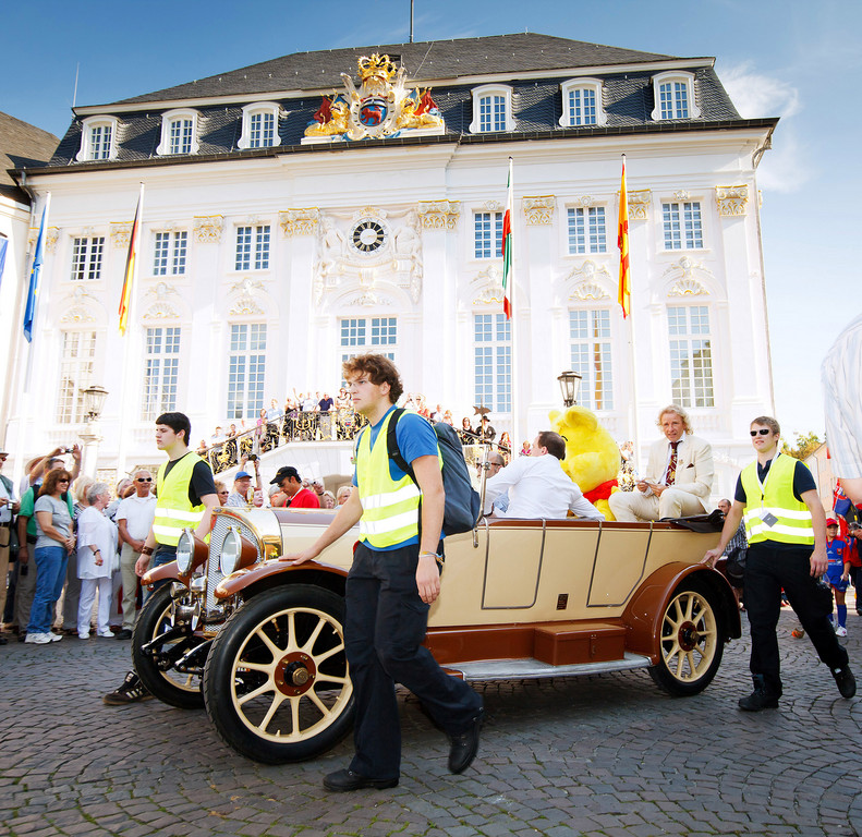 Festumzug zum Tag der deutschen Einheit in Bonn: TV-Moderator Thomas Gottschalk in einem Opel Torpedo 8/25 aus dem Jahr 1923.