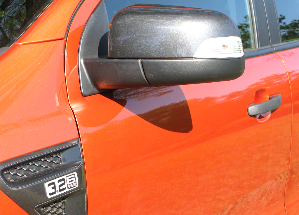 Ford Ranger: Blick auf die Fahrerseite mit Motorisierungskennung links.Ford Ranger: Blick ins Cockpit; bei den Testwagen handelte es sich um Rechtslenker.