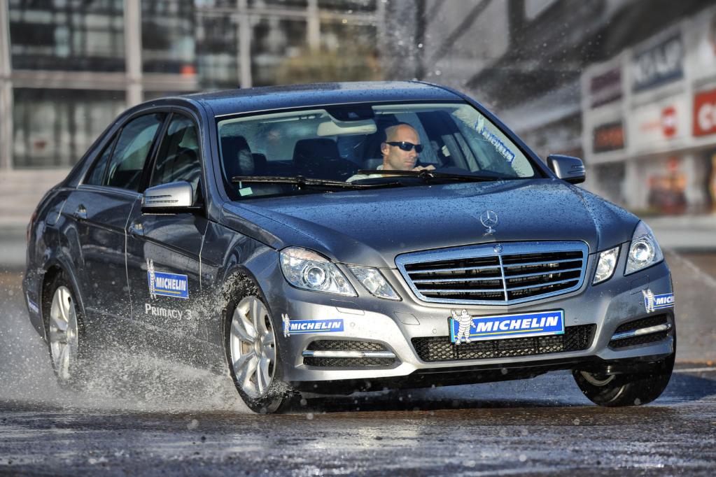 Im Vergleich zu vier Wettbewerbsreifen hat der Michelin Premacy 3 beim Test des TÜV Süd Automotive die besten Haftungseigenschaften in nassen Kurven aufgewiesen. 
