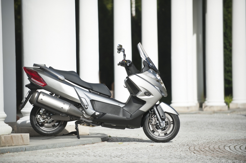 Kymco MyRoad 700i: Mega-Maxi