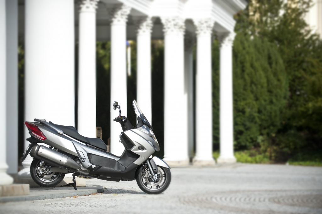Kymco MyRoad 700i: Mega-Maxi