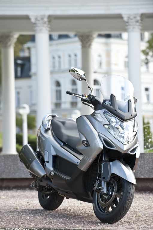 Kymco MyRoad 700i: Mega-Maxi