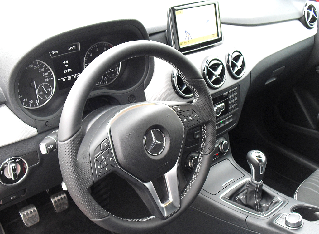 Mercedes B-Klasse: Blick ins hochwertiger gestaltete Cockpit. 