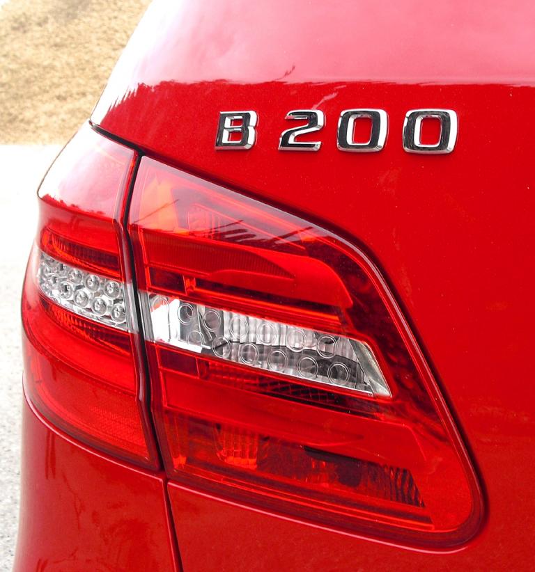 Mercedes B-Klasse: Moderne Leuchteinheit hinten mit Modellschriftzug. 