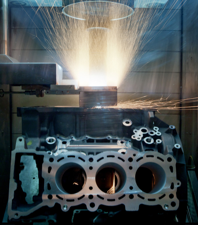 Mercedes-Benz Innovation: Bei der Nanoslide Technologie werden Mithilfe des Lichtbogen-Draht-Spritzens metallische Drähte aufgeschmolzen und mittels eines Gasstroms auf die Innenwand des Zylinders aufgespritzt.