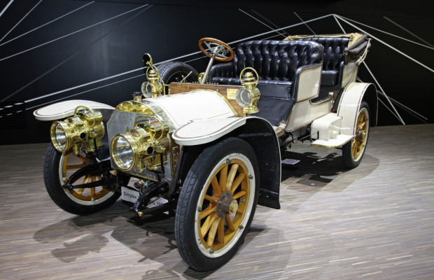 Mercedes-Benz mit zwei Autos beim 