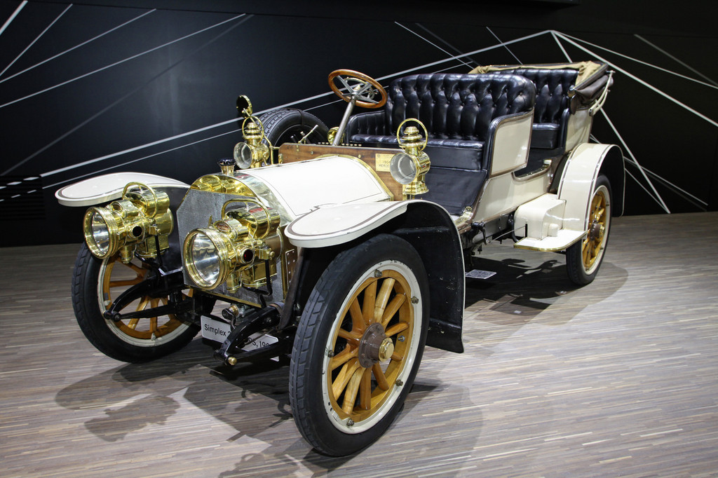 Mercedes-Benz mit zwei Autos beim 