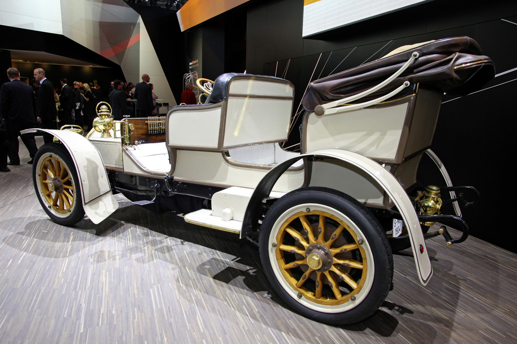 Mercedes-Benz mit zwei Autos beim 