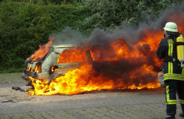 Mit dem brennenden Auto verbrennt Geld