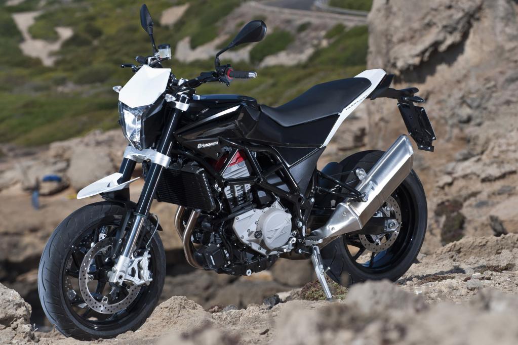Mit der Nuda 900 ist den weiß-blauen Italienern tatsächlich ein fahraktiver Zwitter aus Supermoto und Naked Bike gelungen, eine Gattung Motorrad, die es bislang nicht gab. 