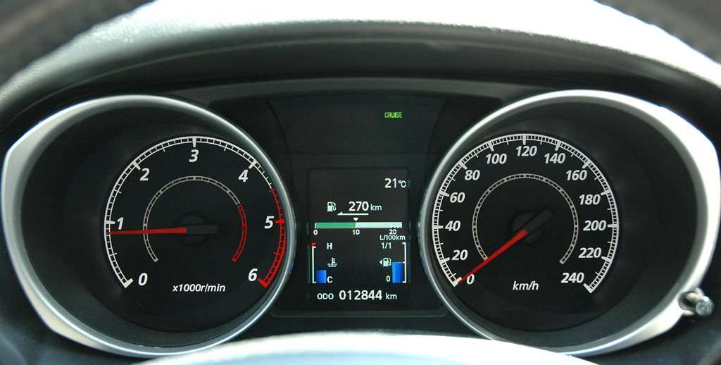 Mitsubishi ASX: Blick durch den Lenkradkranz auf die Rundinstrumentierung. 