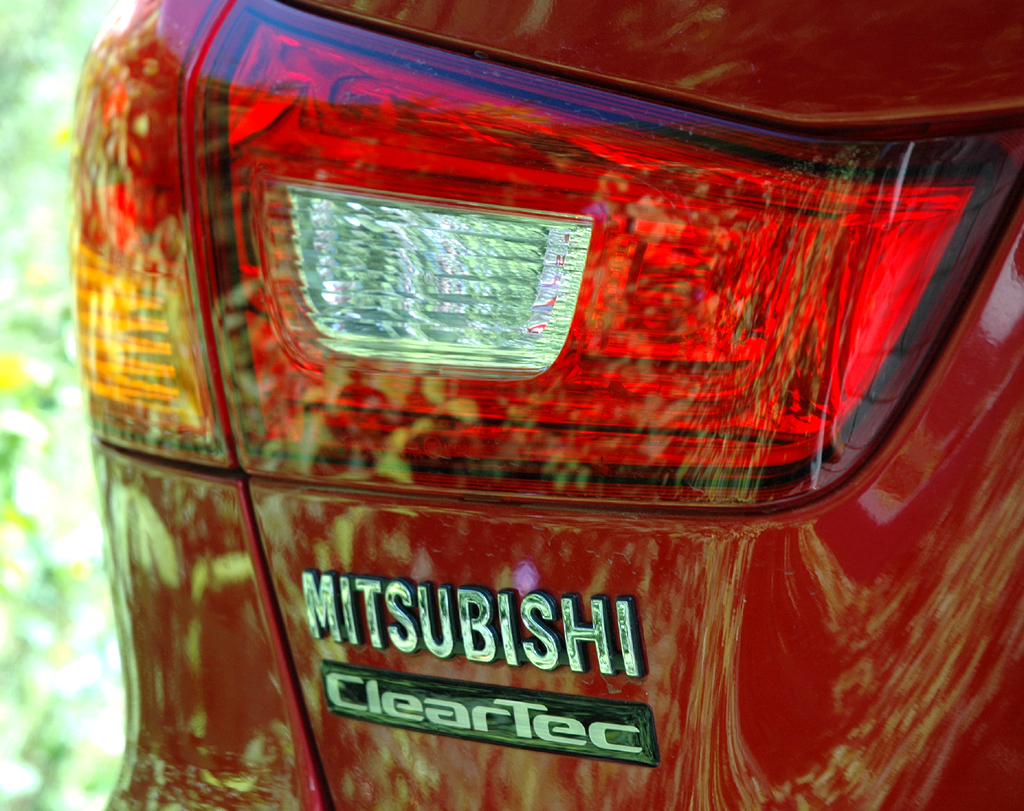 Mitsubishi ASX: Moderne Leuchteinheit hinten mit Marken- und Motorschriftzug. 