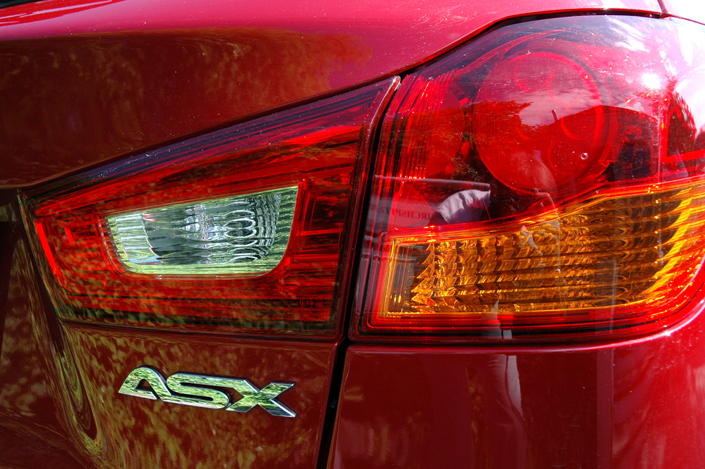 Mitsubishi ASX: Moderne Leuchteinheit hinten mit Modellschriftzug. 