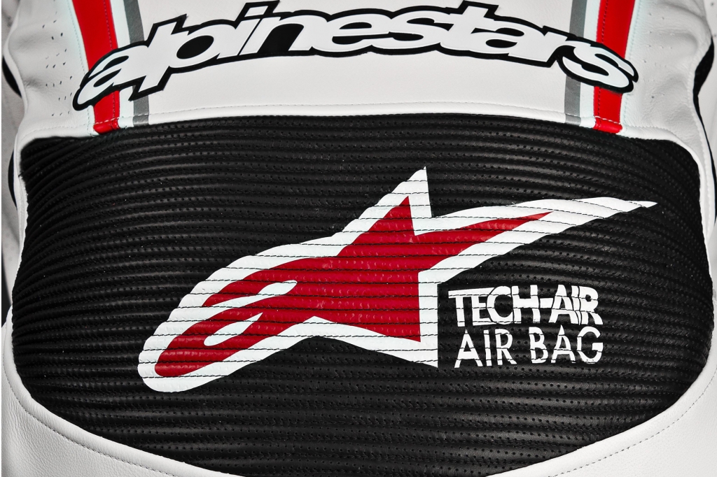 Ohne Kabelverbindung zum Motorrad funktioniert die neue Airbag-Motorradkombi von Alpinestars für rund 6 000 Euro. 