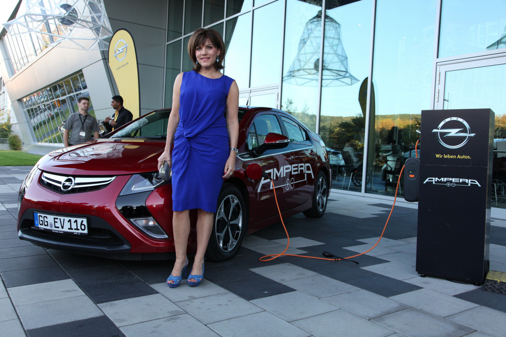Opel-Markenboschafterin Katie Melua am Ampera.