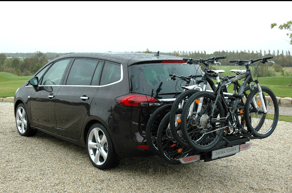 Opel Zafira Tourer: ... und so mit dem 790 Euro teuren Träger mit jetzt bis zu vier Fahrrädern.