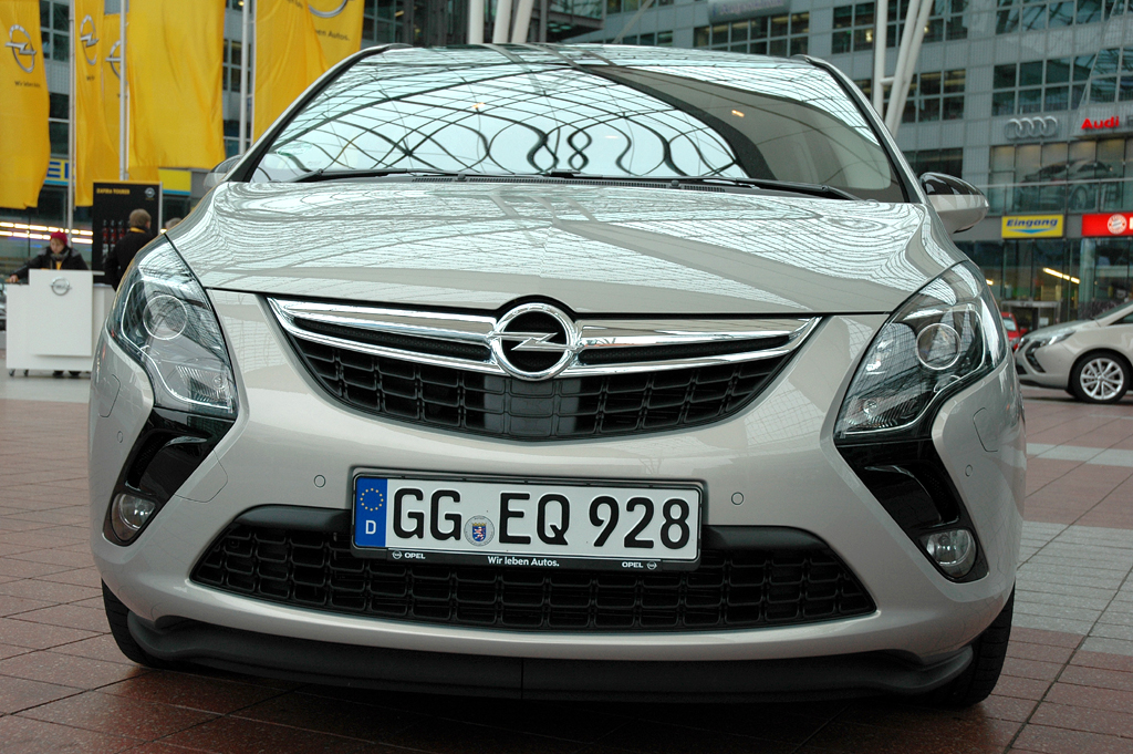Opel Zafira Tourer: Blick auf die emotionalere Front mit den Amepra-Bumerang-Leuchten. 