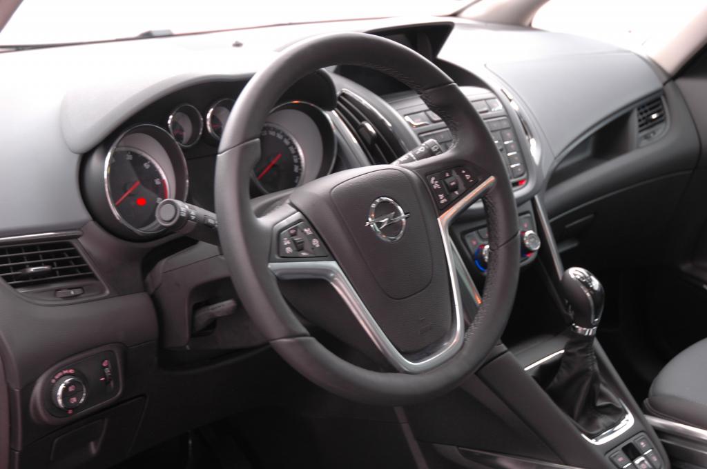 Opel Zafira Tourer: Blick ins insgesamt recht übersichtlich gestaltete Cockpit. 
