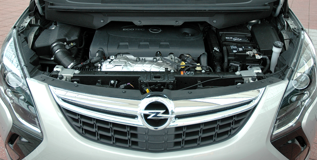 Opel Zafira Tourer: Blick unter die Motorhaube eines der drei 2,0-Liter-Turbodiesel. 