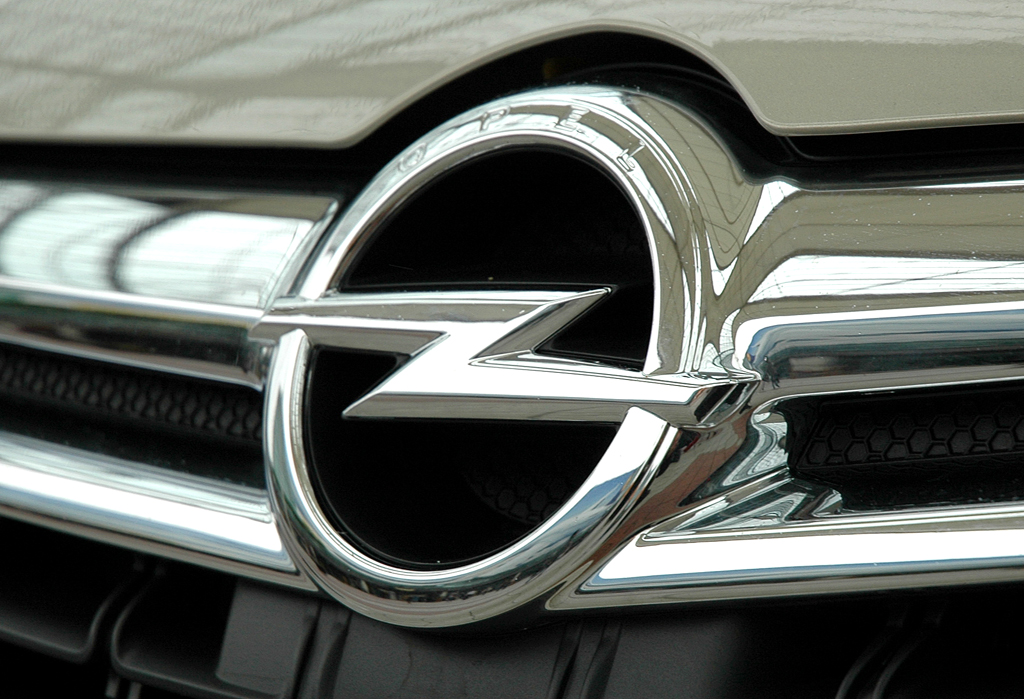 Opel Zafira Tourer: Das Markenlogo sitzt vorn in der Chromspange über dem Kühlergrill. 