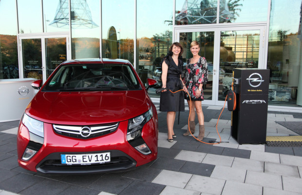 Opel präsentiert den Ampera zum Tag der deutschen Einheit