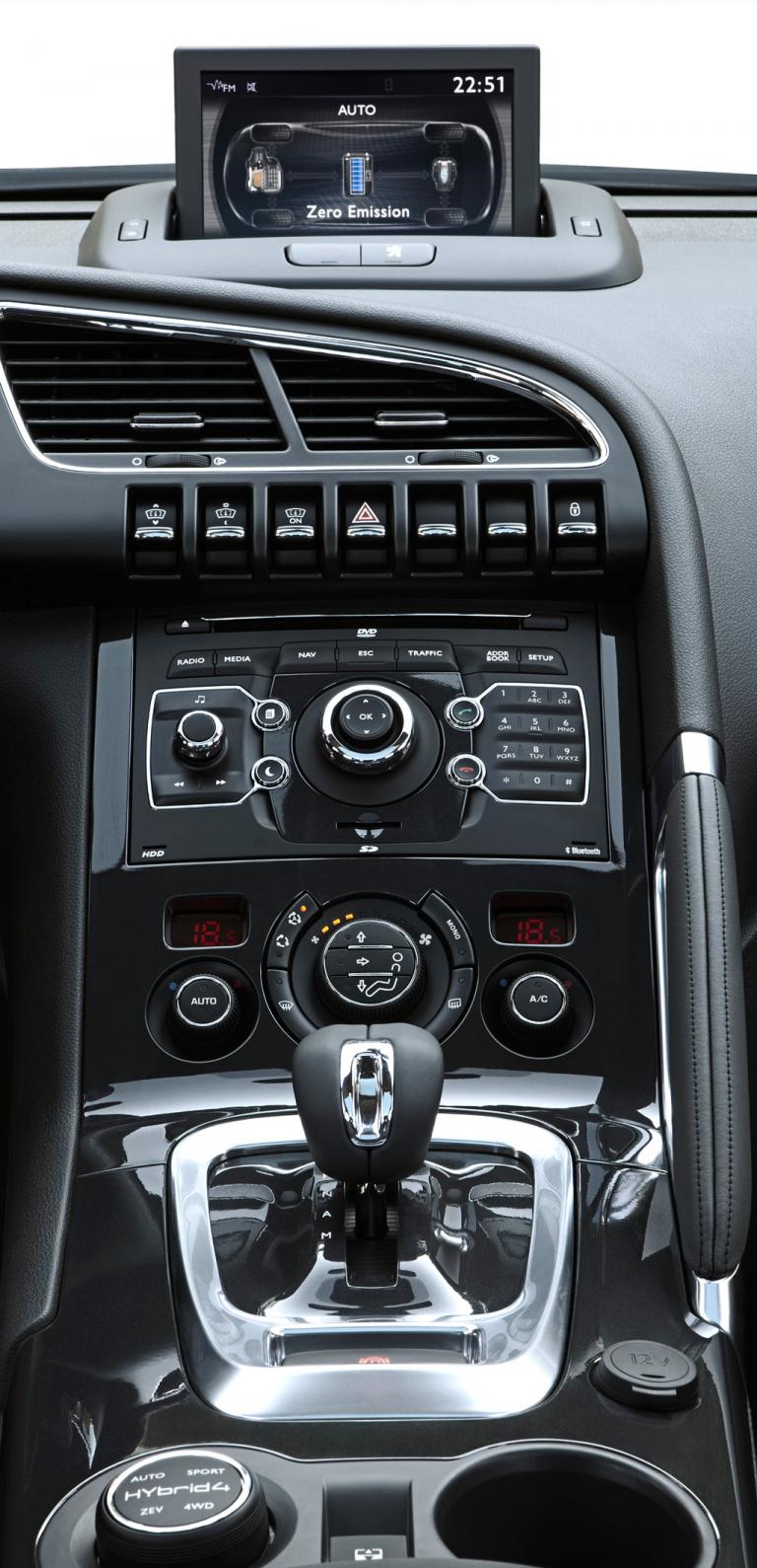 Peugeot 3008 Hybrid4: Blick auf den mittleren Armaturenträger. 
